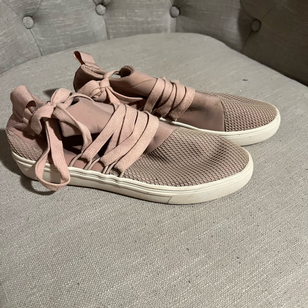 Steve Madden sneaker with ribbon laces.